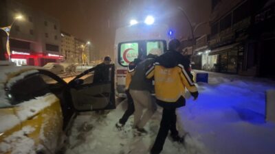 HAKKARİ (İHA) – Hakkari’nin Yüksekova ilçesinde gece saatlerinde aniden rahatsızlanan