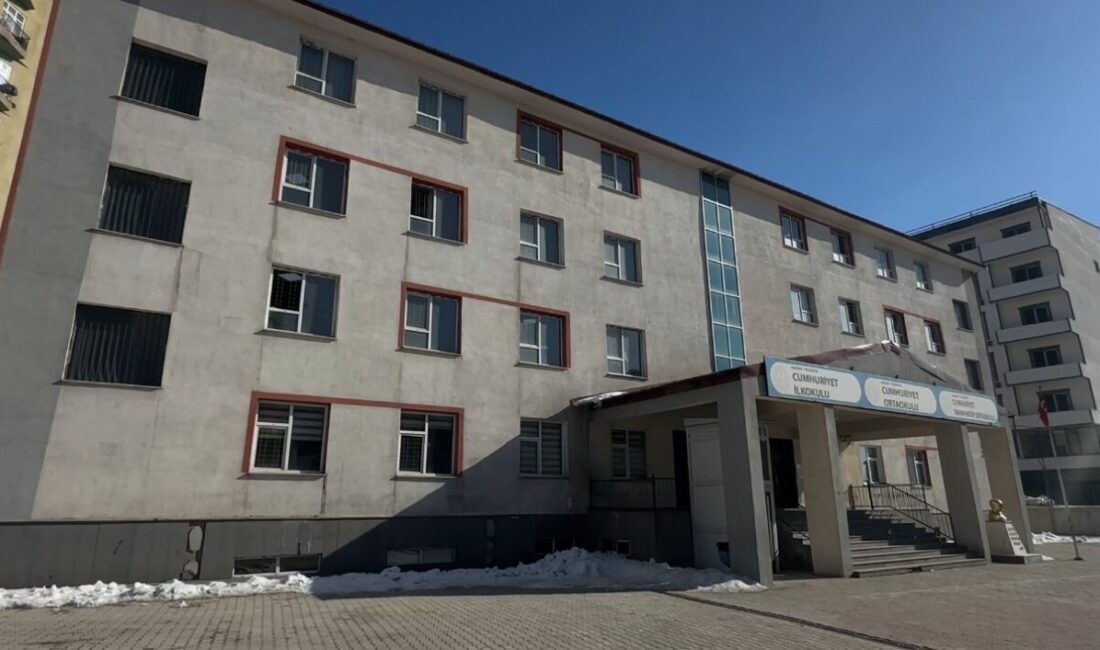 Hakkari’nin Yüksekova ilçesinde aynı yerleşke içerisinde eğitim veren Cumhuriyet İlk