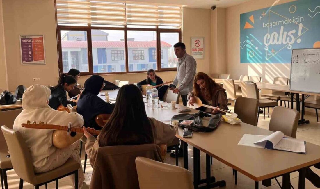 Eskişehir’de Hızır Bey Yurdu’ndaki kız öğrenciler bağlama kursunda keyifli vakit
