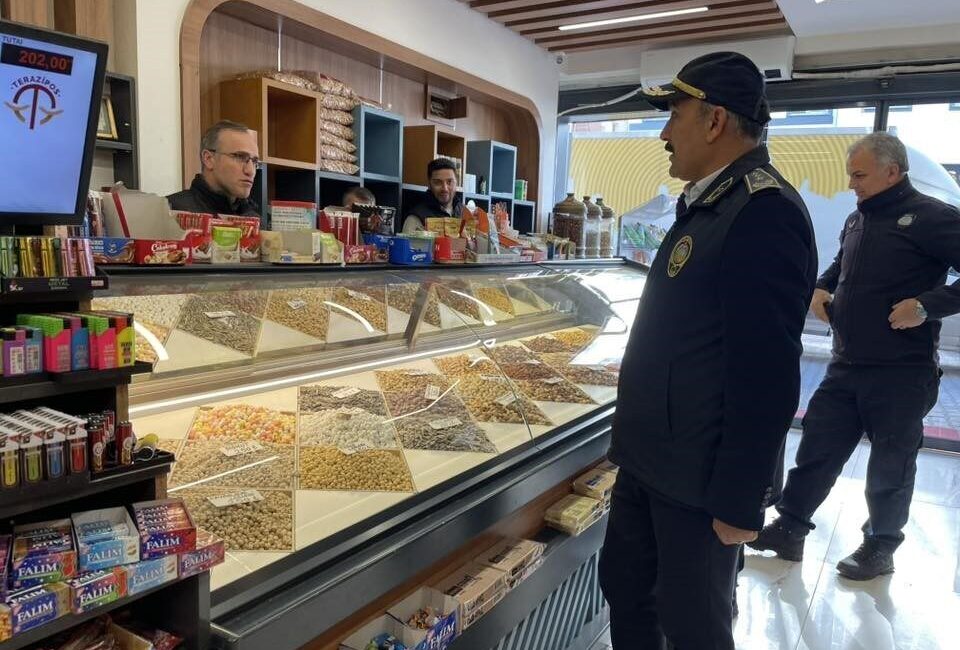 Bilecik’in Osmaneli ilçesinde zabıta ekipleri, yılbaşı öncesi denetim gerçekleştirdi. Osmaneli