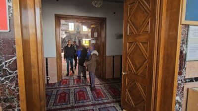 Elazığ’da zabıta ekiplerince düzenlenen dilenci operasyonunda kadın dilenciler, zabıtaya yakalanmamak