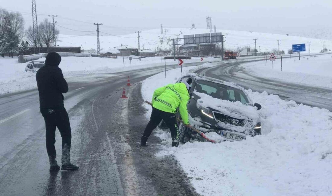 Bitlis’te yoğun kar yağışı, kent genelinde hayatı olumsuz etkilerken bazı