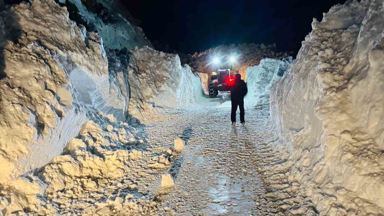 Şırnak’ın Beytüşşebap ilçesinde karla mücadele gece gündüz sürüyor. Ekipler çığlarda
