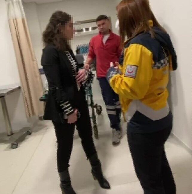 Kocaeli’nin Gebze ilçesinde özel bir hastaneye hasta götüren 112 personelinin