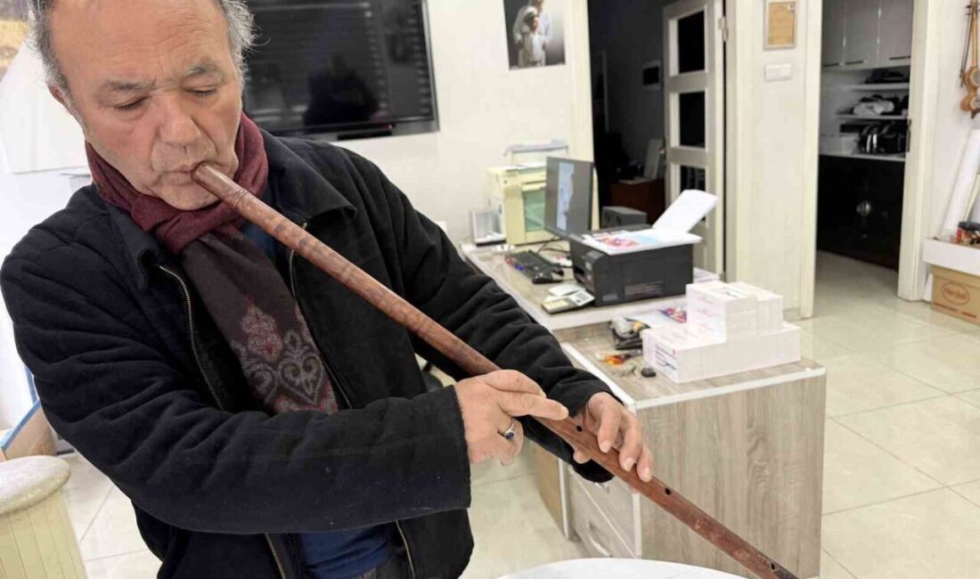 Mersin’in Tarsus ilçesinde ’Sami Kolor’ adıyla tanınan fotoğrafçı Sami Yılmaz,