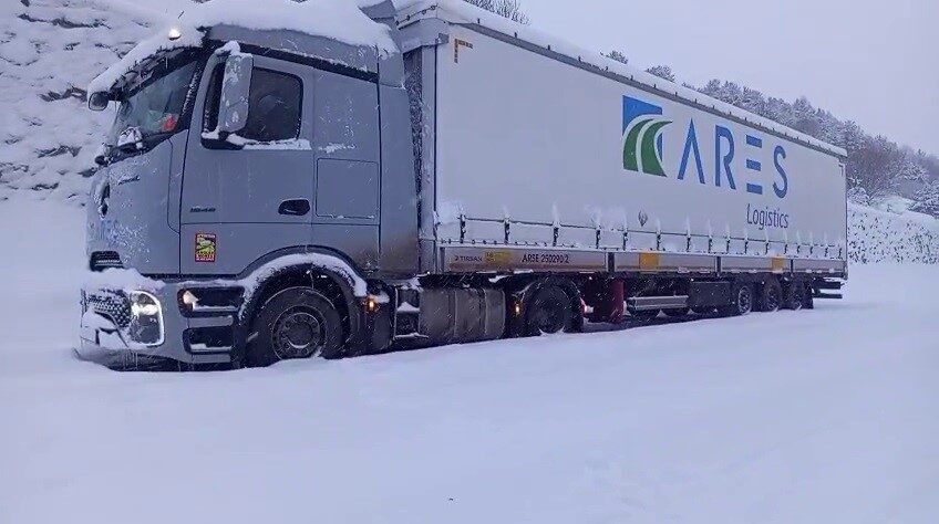 Gürcistan’dan dönerken Ardahan Posof Ilgar dağında mahsur kalan tırlar kurtarılmayı