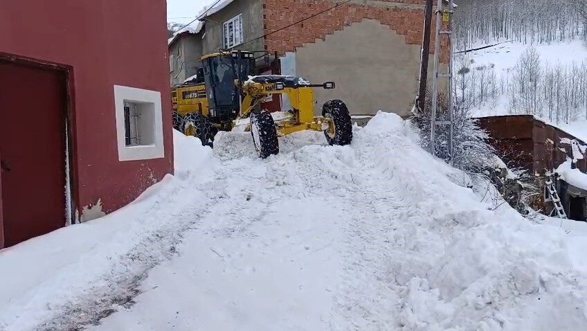 Gümüşhane’nin yüksek kesimlerinde etkili olan yoğun kar yağışı ve tipi
