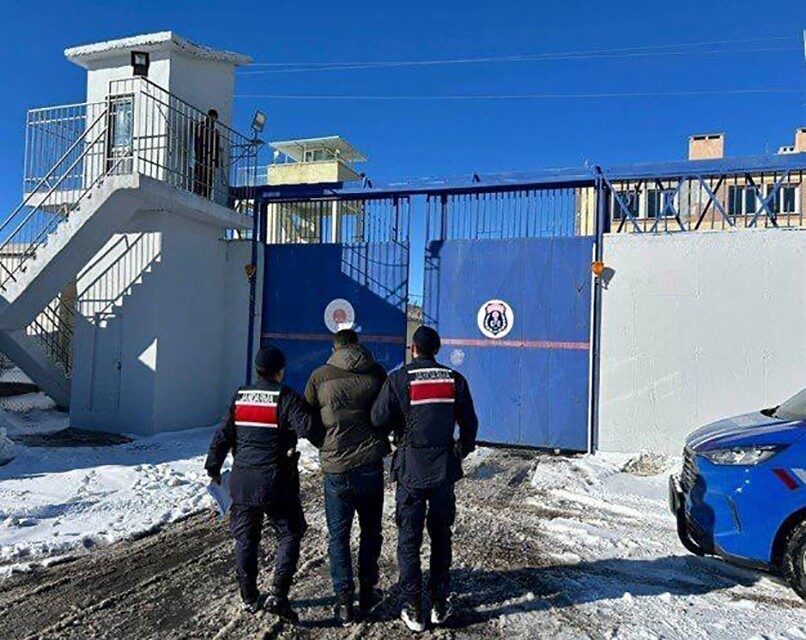 Nevşehir’de 30 ayrı suçtan aranan şahıs saklandığı evde yakalandı. Nevşehir