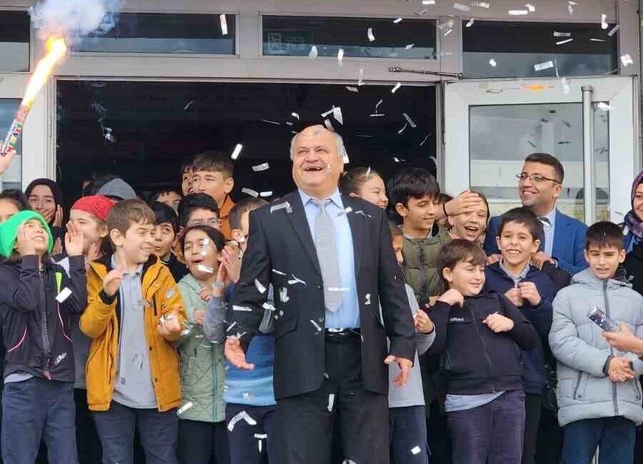 Karabük’ün Yenice ilçesinde emekliye ayrılan eğitimci Muzaffer Ramazan Çaylı, görev