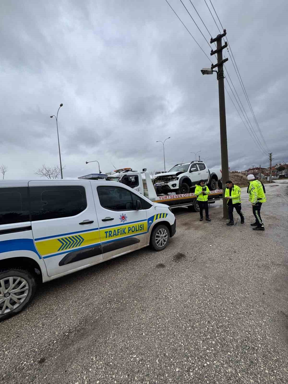 Afyonkarahisar’da arazinin aracının yaklaşık 5 metrelik refüjden aşağı uçarak bir
