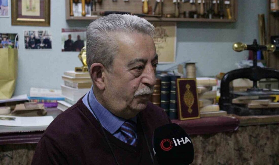 Geleneksel kitap ciltleme sanatını yarım asrı aşkın süredir icra eden