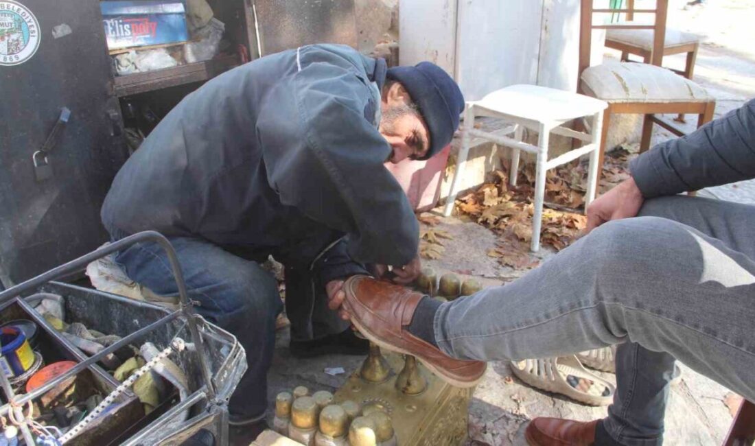 Mersin’in Mut ilçesinde 35 yıldır ayakkabı boyacılığı yaparak ekmeğini kazanan