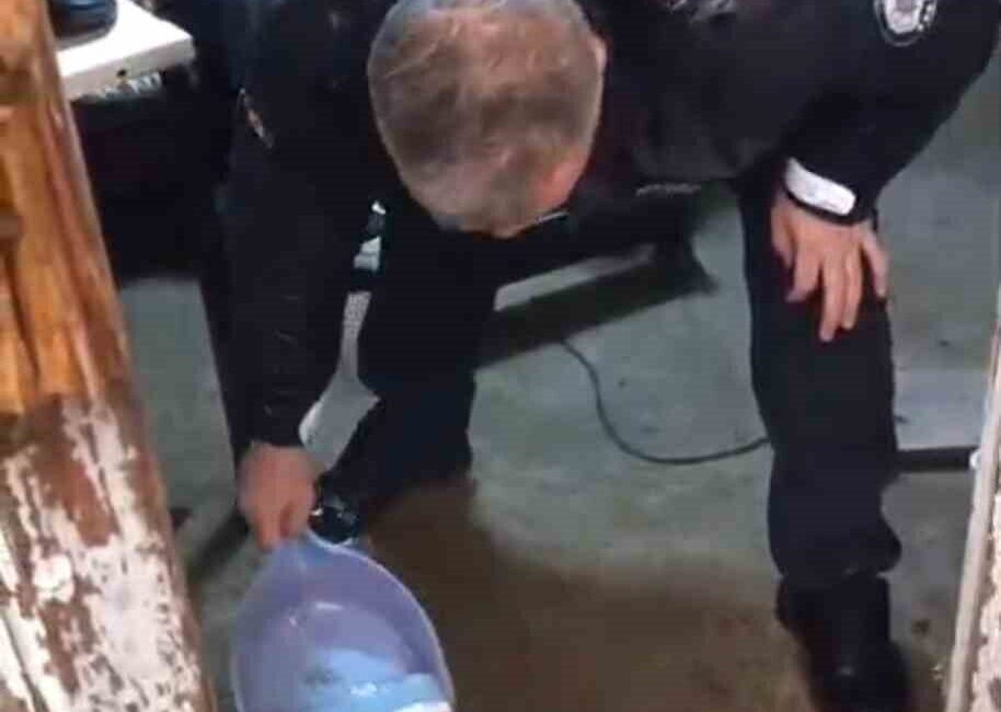 Mersin’in Tarsus ilçesinde 79 yaşındaki bir kişinin evini su bastı,