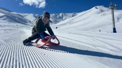 Van’ın Gevaş ilçesinde bulunan Abalı Kayak Merkezi, okulların yarıyıl tatiline