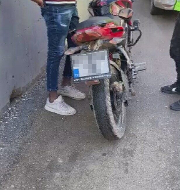 Hatay’da abartı egzozlu motosiklet sürücüsüne çeşitli maddelerden toplamda 26 bin