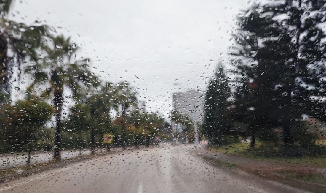 Meteorolojinin kuvvetli yağış uyarısı yaptığı Adana güne yağmurlu başladı. Bazı