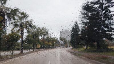 Meteorolojinin kuvvetli yağış uyarısı yaptığı Adana güne yağmurlu başladı. Bazı