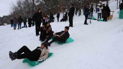 Adana’da Torosların zirvesindeki Saimbeyli’de düzenlenen festival, klasik kayak takımlarını bir