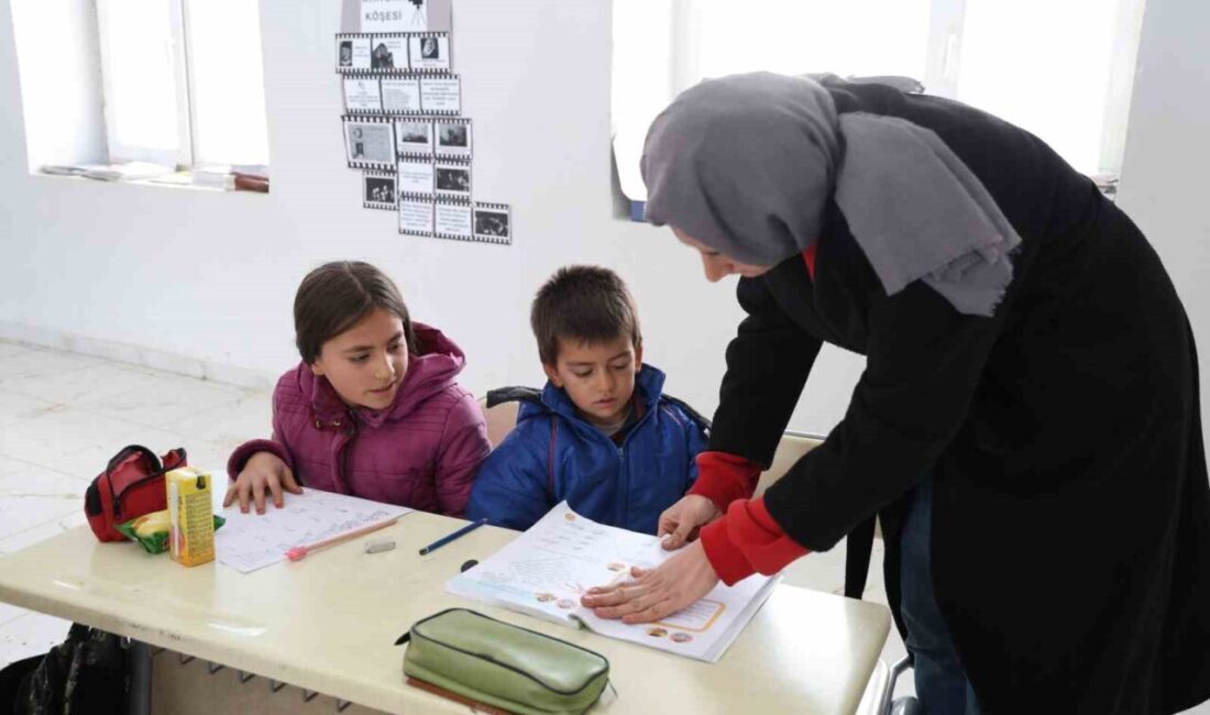 Adana’nın 1600 rakımlı Feke ilçesindeki Mansurlu İlkokulu’nda görev yapan sınıf