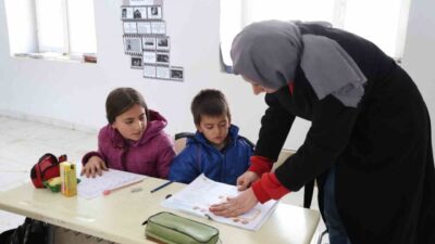Adana’nın 1600 rakımlı Feke ilçesindeki Mansurlu İlkokulu’nda görev yapan sınıf