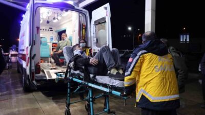 Adana’da fabrika işçilerini taşıyan minibüsün devrilmesi sonucu 13 kişi yaralandı.