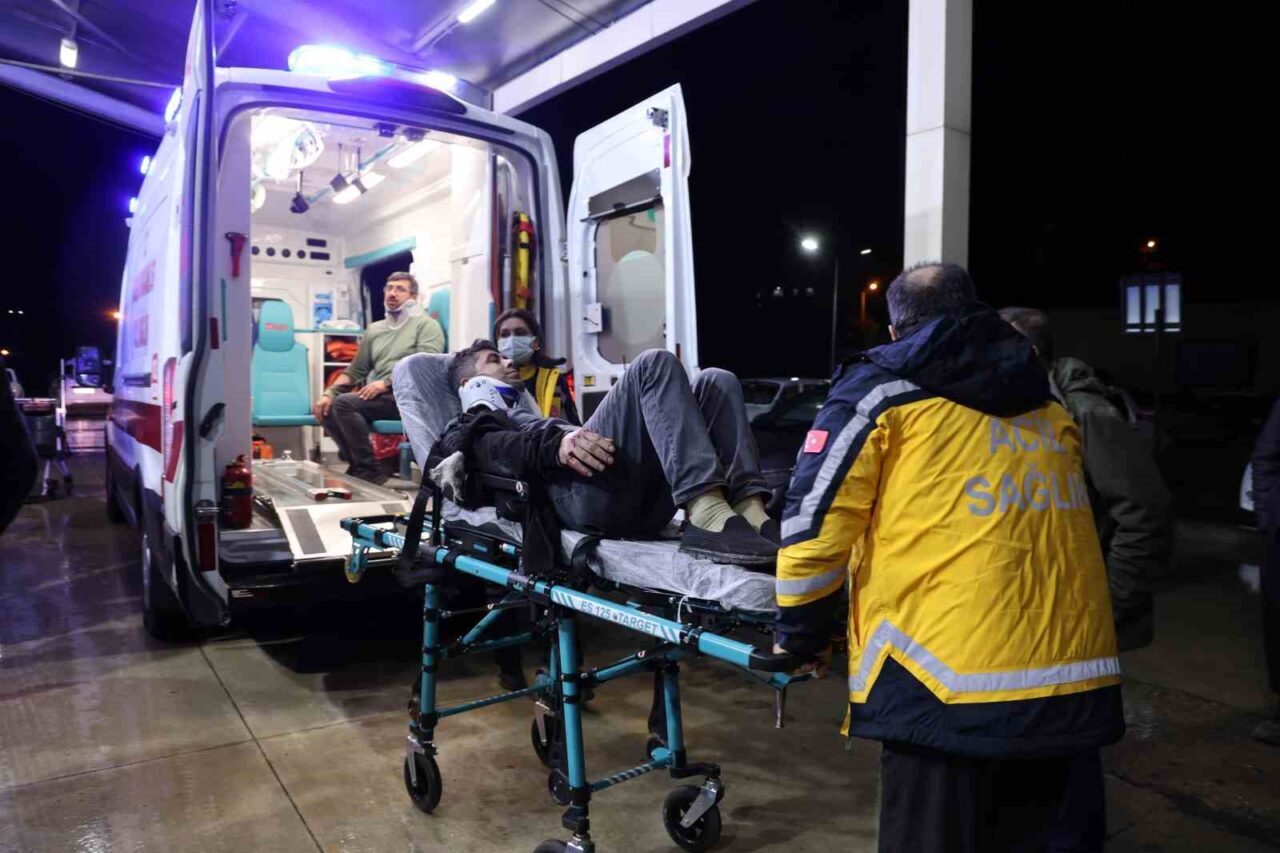 Adana’da fabrika işçilerini taşıyan minibüsün devrilmesi sonucu 13 kişi yaralandı.