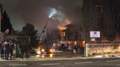 Adana’da dipçik, parke, panel üretimi yapan bir fabrikada yangın çıktı.