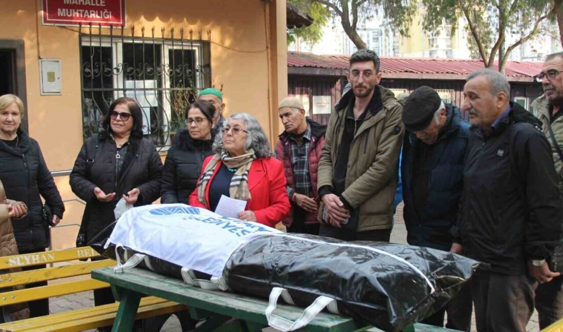 Adana’da hizmet alamadıklarını ileri süren mahalle muhtarı Saniye Çelik, Seyhan