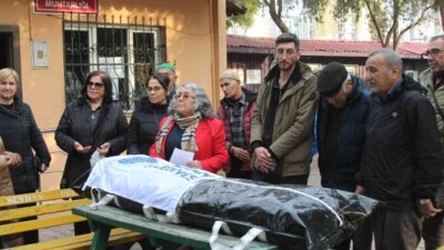 Adana’da hizmet alamadıklarını ileri süren mahalle muhtarı Saniye Çelik, Seyhan