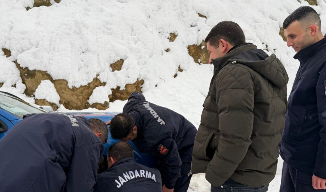 Adana’nın Feke ilçesinde kar yağışı sonrası kapanan yollar ekiplerin çalışmasıyla