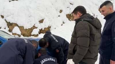 Adana’nın Feke ilçesinde kar yağışı sonrası kapanan yollar ekiplerin çalışmasıyla