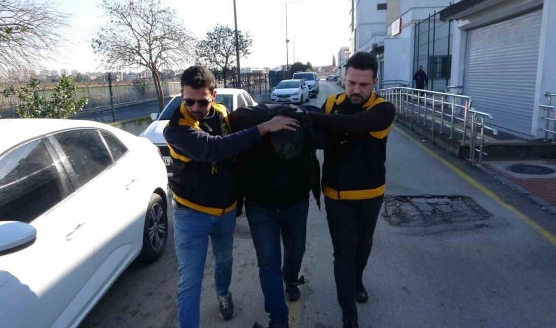 Adana’da trafikte yol verme meselesi yüzünden çıkan tartışmada, kaskıyla servis