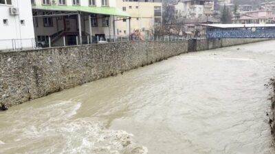 Adana’nın Feke ve Kozan ilçelerinde etkili olan yağmur ve yüksek