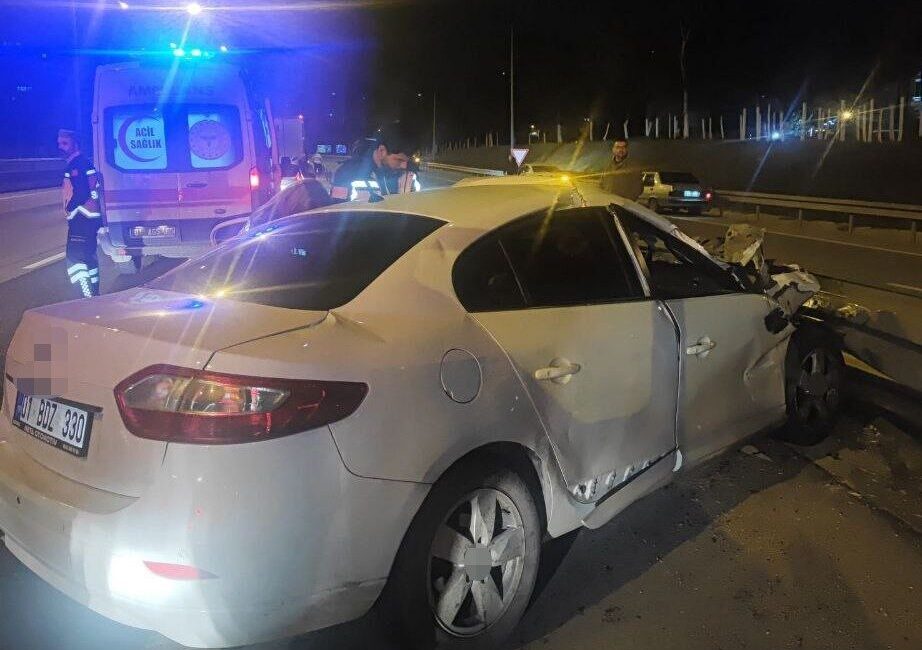 Adana’da otoyolda tıra arkadan çarpan otomobil sürücüsü olay yerinde hayatını