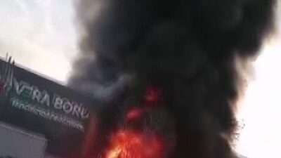 Adana’da plastik üretim tesisinde çıkan yangın, itfaiye ekiplerinin müdahalesiyle kısa