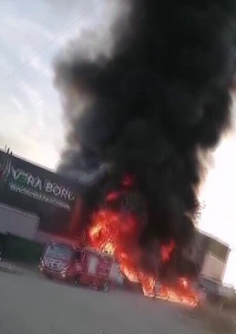 Adana’da plastik üretim tesisinde çıkan yangın, itfaiye ekiplerinin müdahalesiyle kısa