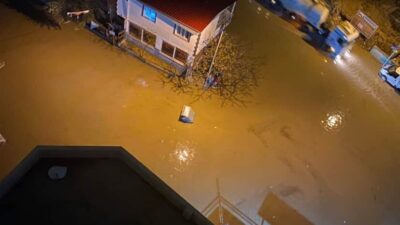 Adana’da etkili olan sağanak yağış, hayatı olumsuz etkiledi. Gün boyu