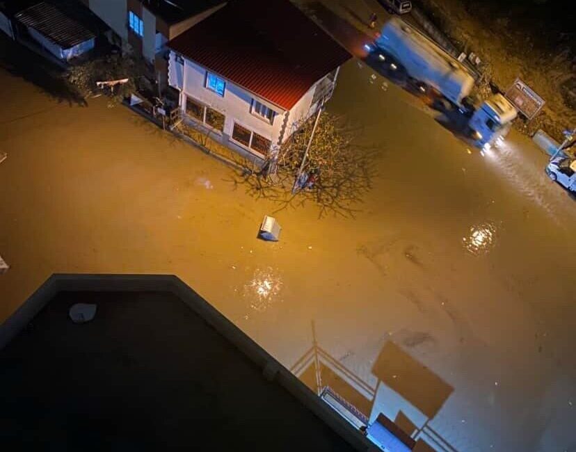 Adana’da etkili olan sağanak yağış, hayatı olumsuz etkiledi. Gün boyu