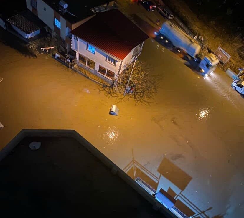 Adana’da etkili olan sağanak yağış, hayatı olumsuz etkiledi. Gün boyu