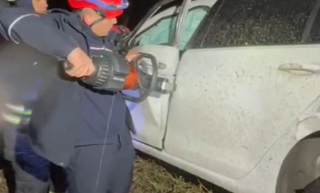 Adana’da otoyolda kontrolden çıkarak şarampole yuvarlanan otomobildeki 2 kişi yaralandı.