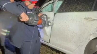 Adana’da otoyolda kontrolden çıkarak şarampole yuvarlanan otomobildeki 2 kişi yaralandı.