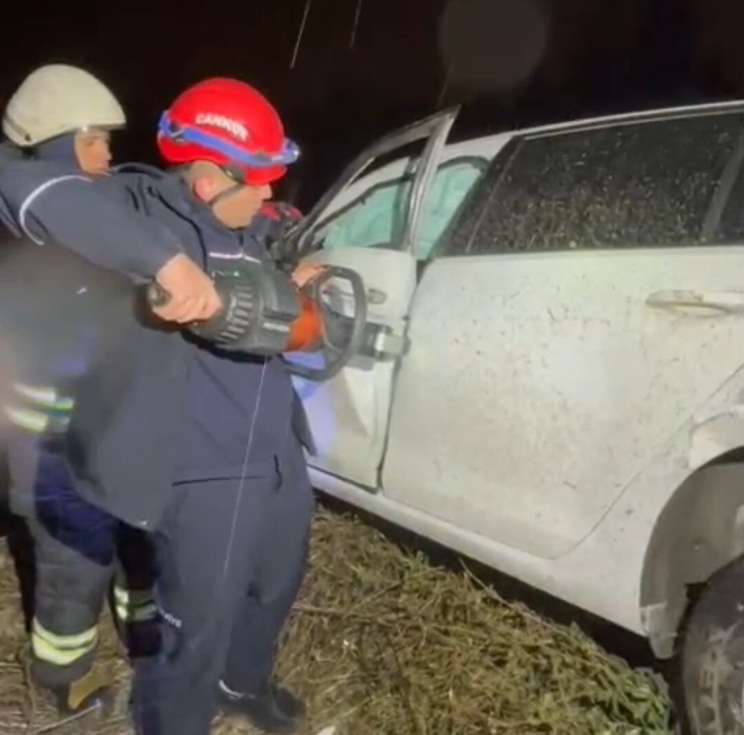 Adana’da otoyolda kontrolden çıkarak şarampole yuvarlanan otomobildeki 2 kişi yaralandı.