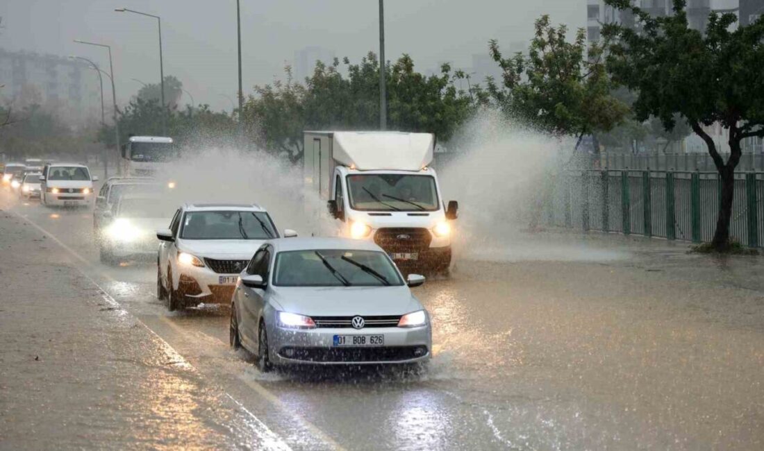 Adana’da şiddetli sağanak yağış yolları göle çevirdi, bazı apartmanların bahçeleri