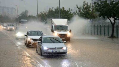 Adana’da şiddetli sağanak yağış yolları göle çevirdi, bazı apartmanların bahçeleri