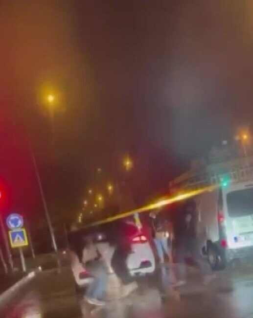 Adana’da trafikte tartışan sürücüler yol ortasına birbirine girdi. O anlar
