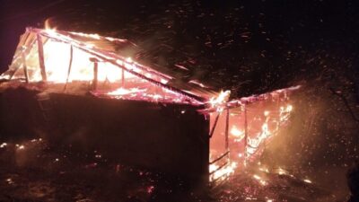 Adana’nın Feke ilçesinde bir ev ve ahır, çıkan yangında küle