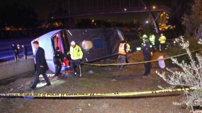 Adana’da otoyolda beton bariyere çarpan yolcu otobüsü devrildi. Meydana gelen