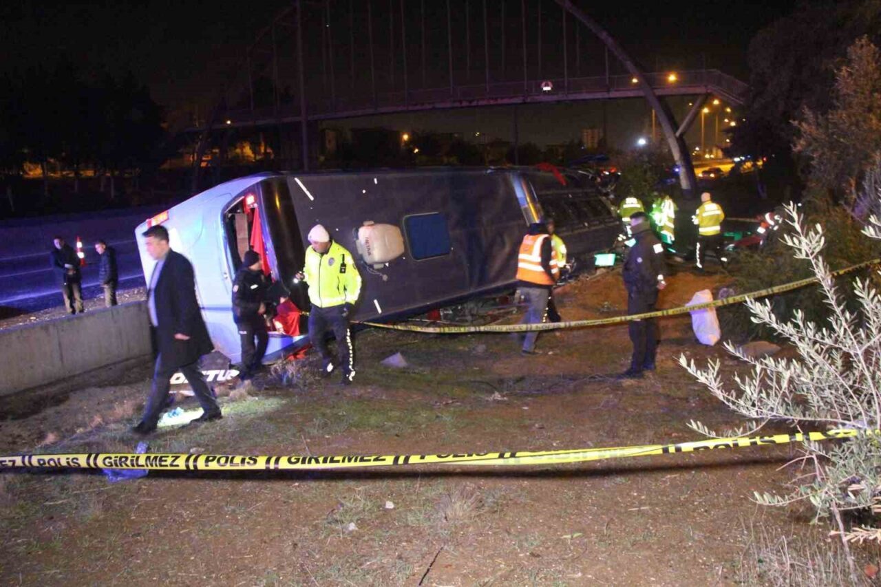Adana’da otoyolda beton bariyere çarpan yolcu otobüsü devrildi. Meydana gelen