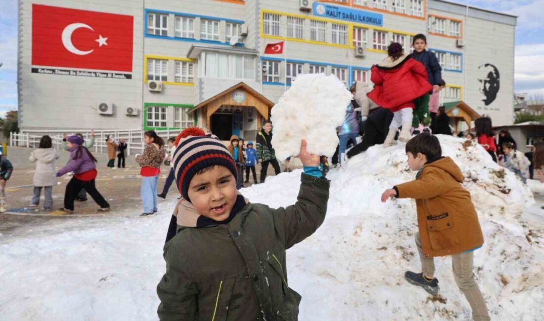 Torosların eteklerinden kamyonlarla getirilen kar Adana’nın Kozan ilçesinde bir okulun