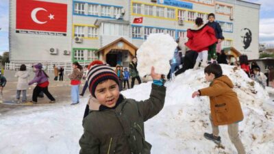 Torosların eteklerinden kamyonlarla getirilen kar Adana’nın Kozan ilçesinde bir okulun